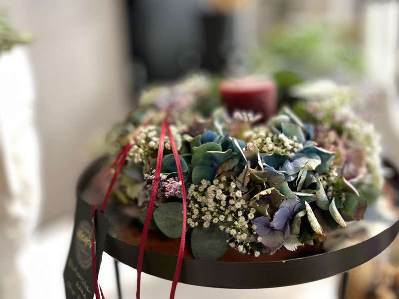 moderne-floristik-nachhaltig-kranz-getrocknete-hortensie-blumen-kreativ