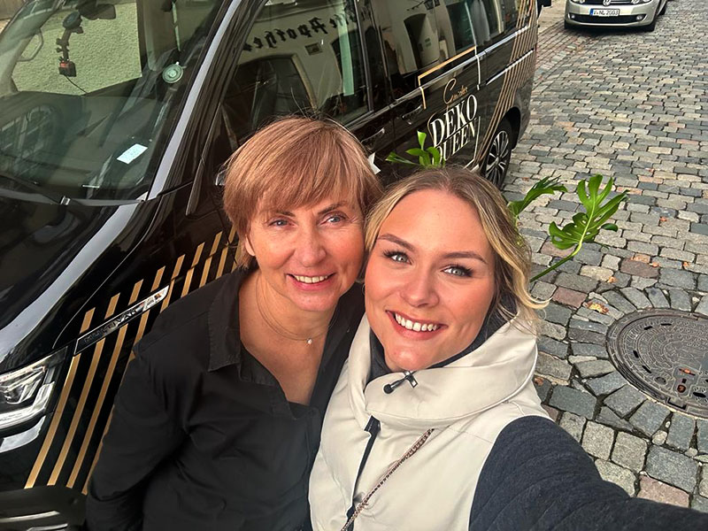 dekoqueen-vox-kandidatin-blumen-kreativ-schwarzer-vox-bus-vor-tuer