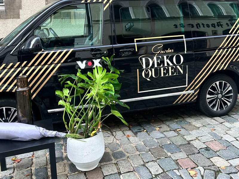 guidos-dekoqueen-vor-der-tuer-kreativ-blumen-plauen